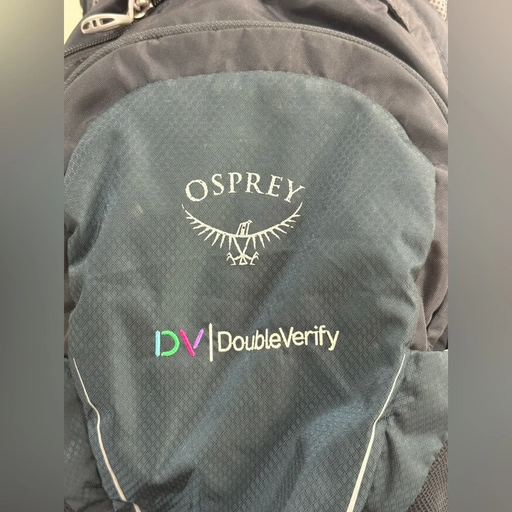 OSPREY Daylite Backpack in Black and Dark Gray
